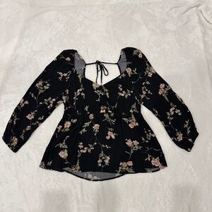 AMERICAN EAGLE OUTFITTERS LADIES FLORAL TOP MEDIUM